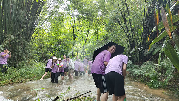 陳楷如：觀戰(zhàn)！“濕身”快樂！.jpg